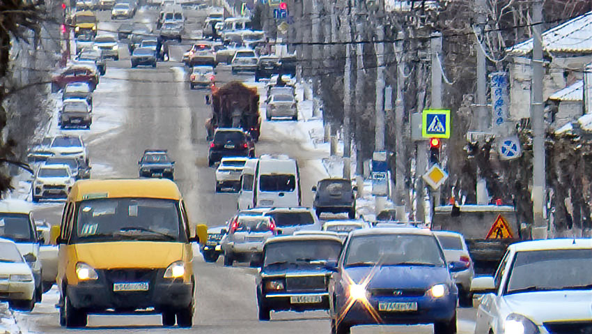 В Камышине появился пескоразбрасыватель на мосту после небольшого снегопада