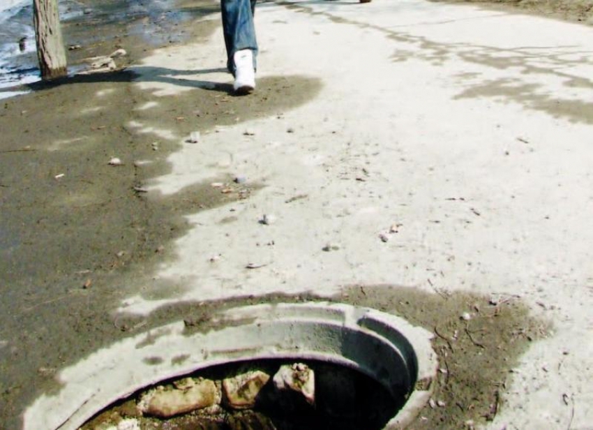 В Камышине воруют крышки канализационных люков даже женщины