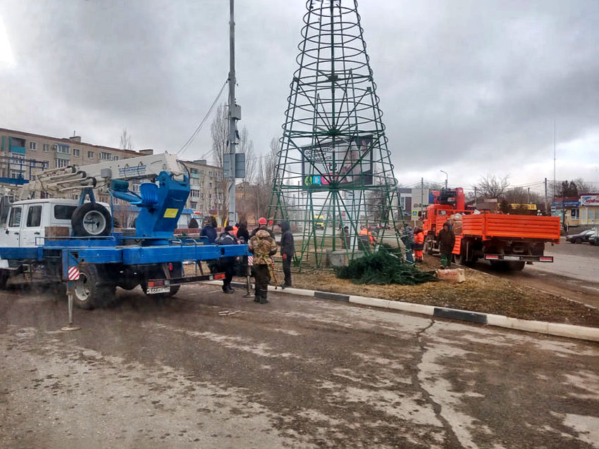 В Камышине через месяц после Нового года решили разобрать конструкцию из-под городской елки