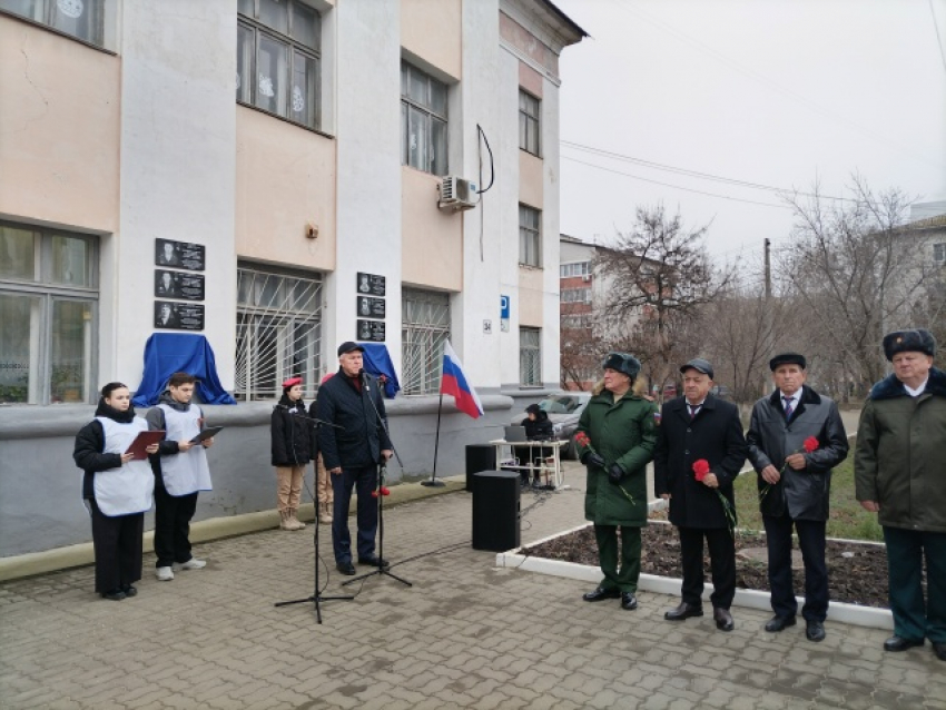 Три памятных доски погибшим в СВО рядовым открыли на здании колледжа в Камышине