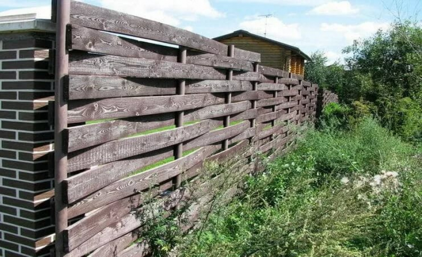 Дровосек из Камышинского района может угодить под суд из-за намерений огородиться забором из срубленных деревьев 