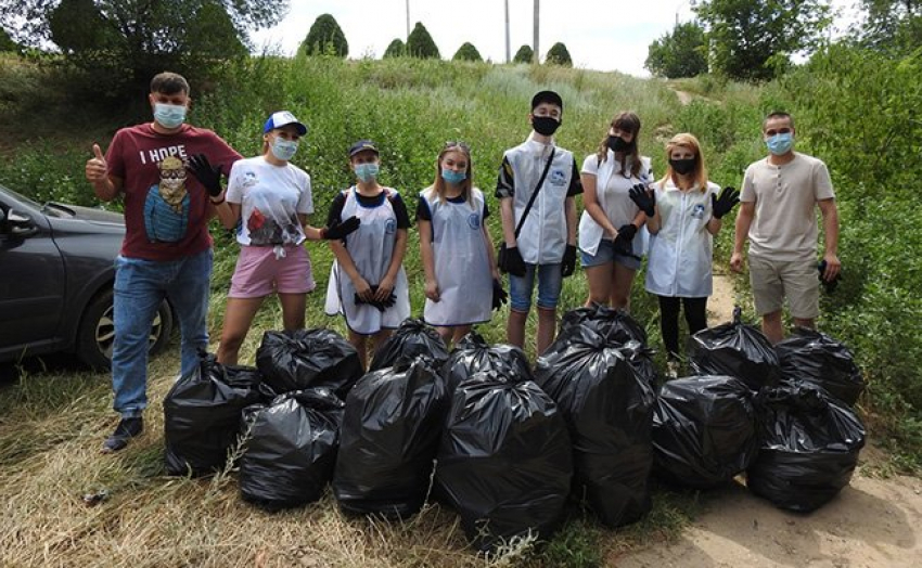 В Камышине волонтеры еле вынесли весь мусор, который собрали с откосов Бородинского моста