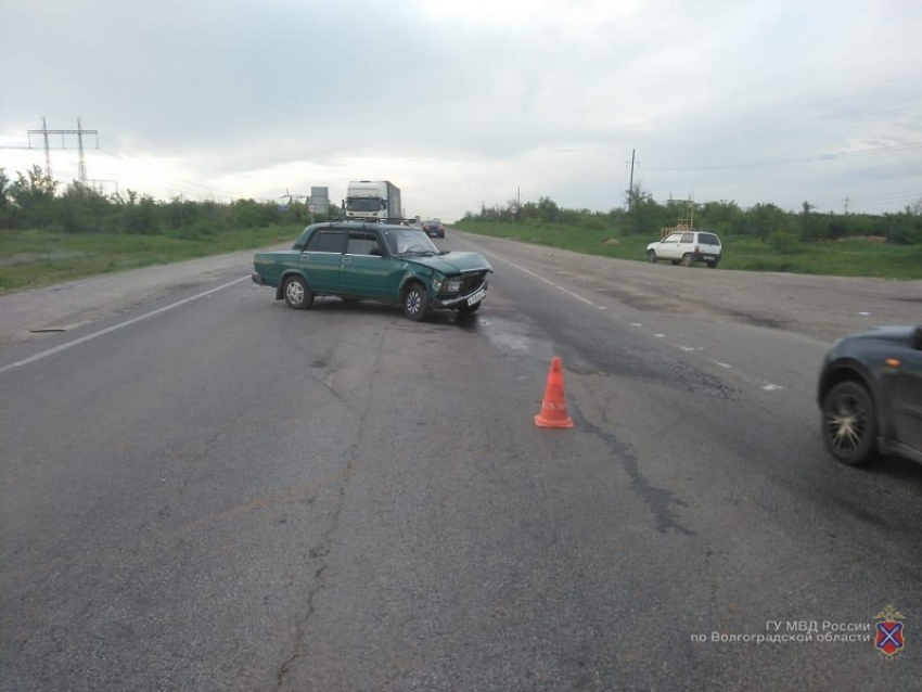 На трассе Камышин - Волгоград 78-летний водитель «заупрямился", не пропустил молодого коллегу и вместе со своей пассажиркой попал в больницу