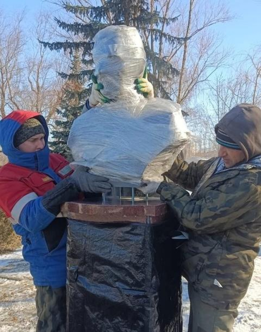 Камышане выложили в соцсетях снимок, как в парке Победы готовятся к открытию бюста Герою России