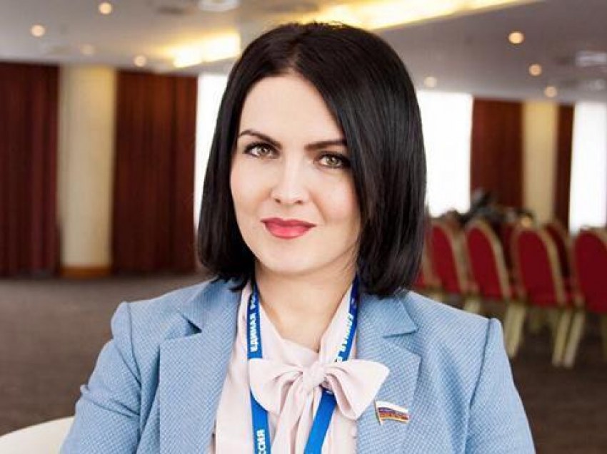 Депутат камышан в Госдуме Анна Кувычко съездила к сельским медсестрам в камышинскую глубинку и подарила им чайники