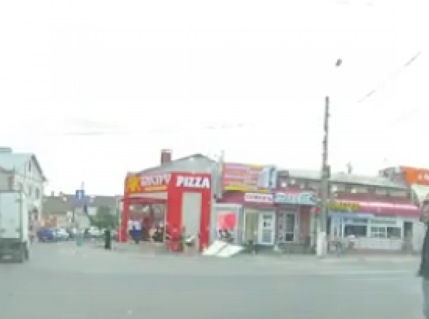 В Камышине упавшая с магазина вывеска накрыла женщину