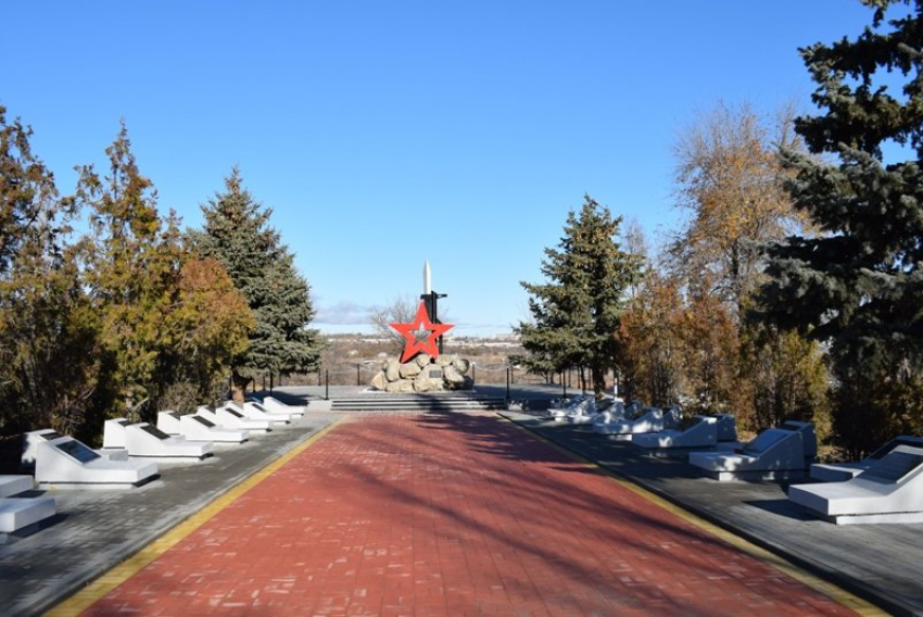 В Камышине на «афганском» мемориале вымостили красной плиткой площадку и обновили памятные плиты