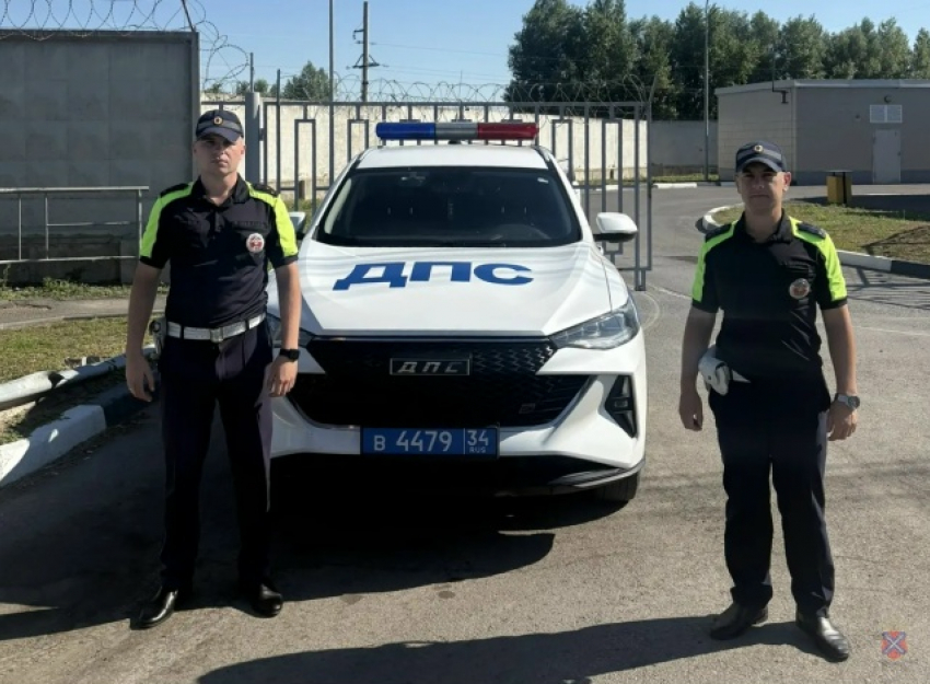 Волгоградские полицейские чудом успели домчать до больницы мужчину с инсультом из автомобильной пробки