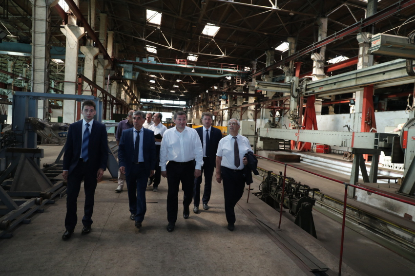 Андрей Бочаров посетил возобновивший работу Камышинский крановый завод 