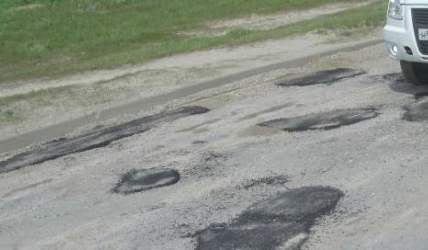 Камышане критикуют латочный ремонт на улице Гагарина в Камышине: мол, латки уже смыло дождем