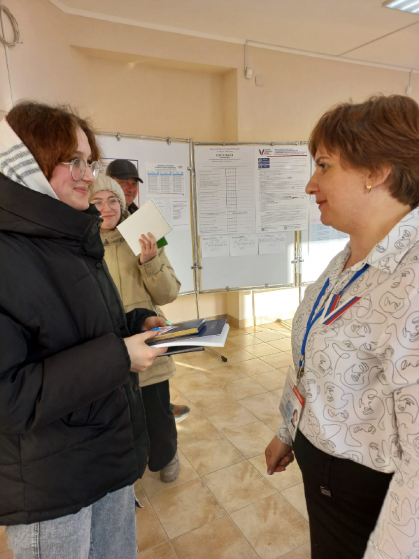 В Камышинском районе впервые голосующим девушкам и парням дарят шоколадки и брелоки