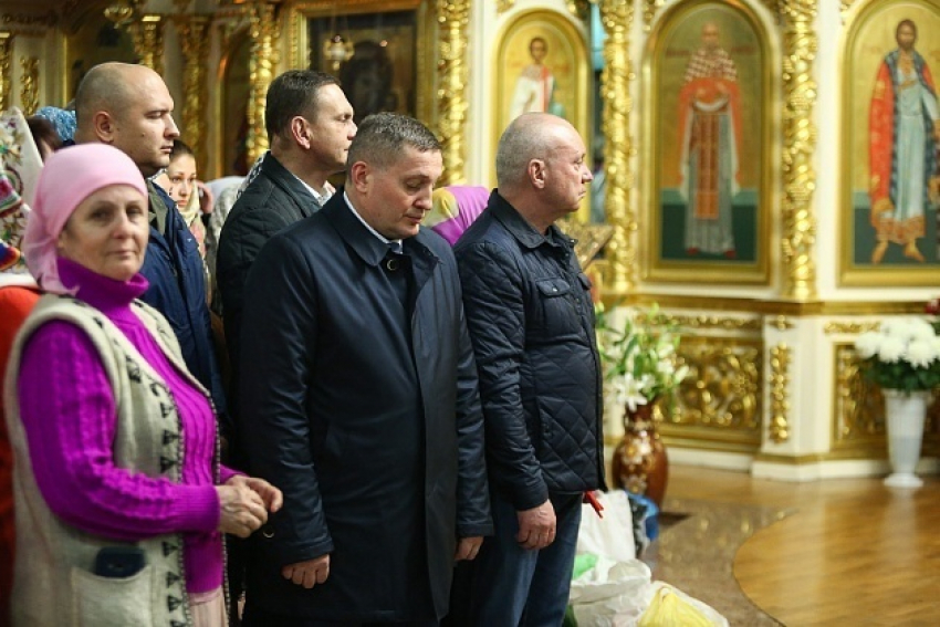 Губернатор Андрей Бочаров отстоял весь всенощный праздничный молебен в Казанском кафедральном соборе в Волгограде