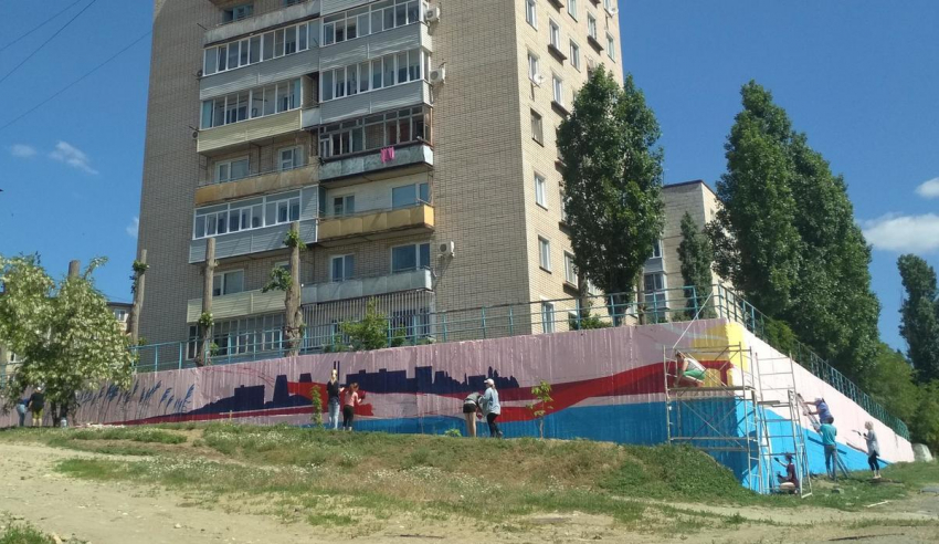 В Камышине художники начали роспись подпорной стенки на улице Некрасова