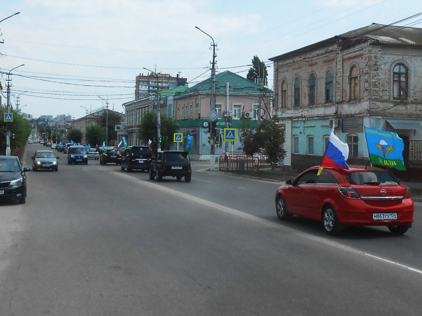 Колонна с флагами ВДВ промчалась по улицам Камышина 2 августа