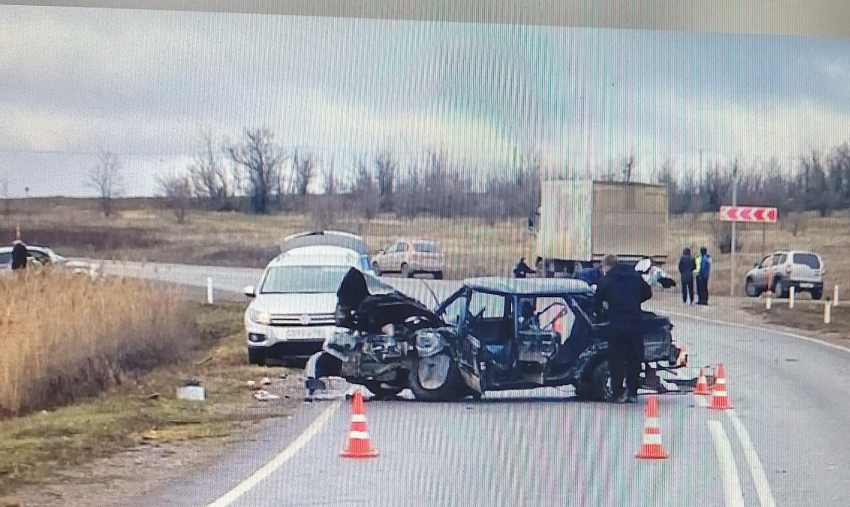 Троих израненных увезла «скорая» после столкновения машин на трассе между Котово и Камышином 