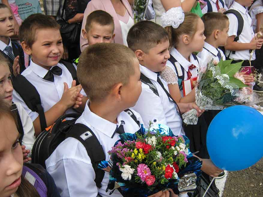 Ежегодно платить к школе на ребенка по 15 тысяч рублей предложили депутаты Областной думы