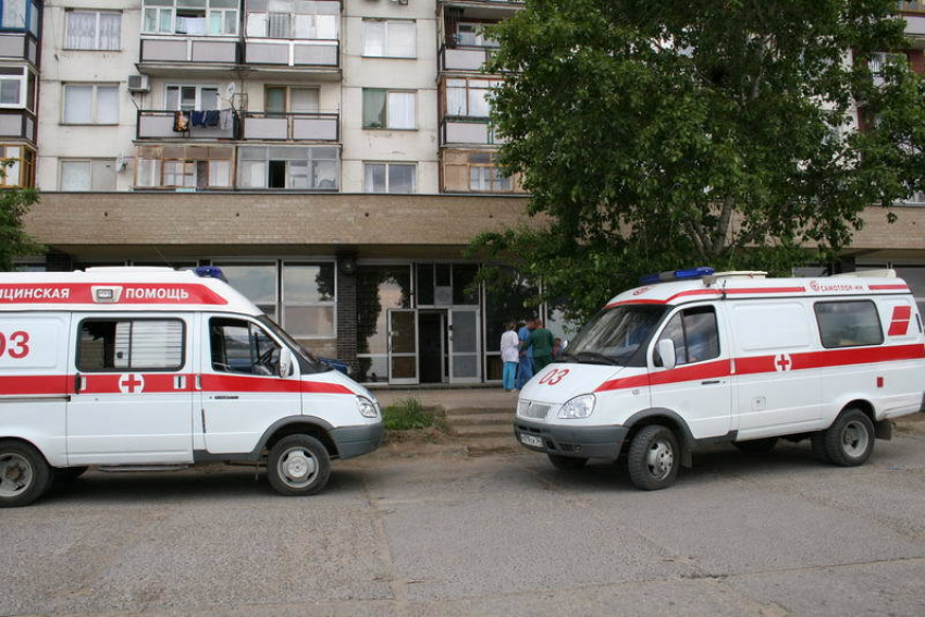 «Из-за этой глупой халатности умер человек»: водители Камышина выселяют с парковки «скорую помощь": портал V1.RU