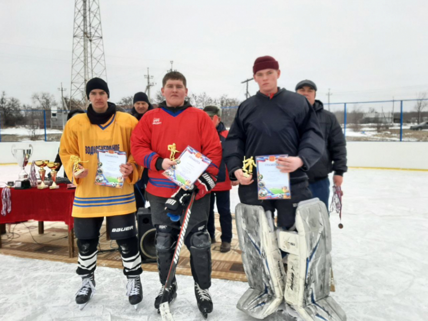 В турнире по хоккею с шайбой  сельские команды азартно разыграли кубок главы Камышинского района