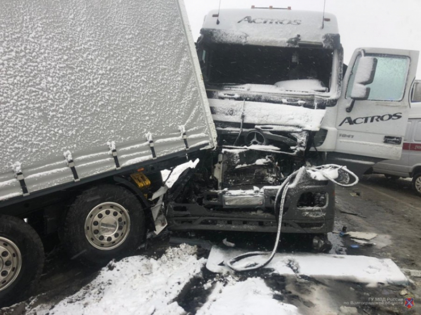 Стали известны подробности тяжелых массовых аварий на федеральной автодороге между Камышином и Волгоградом (ВИДЕО)