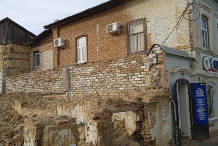 Камышинский городской суд «заступился» за снесенный исторический флигель и велел его восстановить 