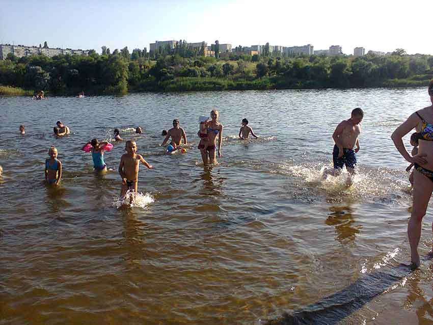 В Камышине на пляже Гремячий поплыл через Камышинку и утонул на глазах отдыхающих 19-летний парень