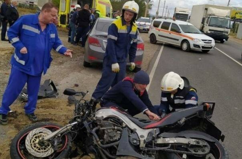 На въезде в Камышин автомобилист снес мотоциклиста, пострадавшего срочно отправили в ЦГБ