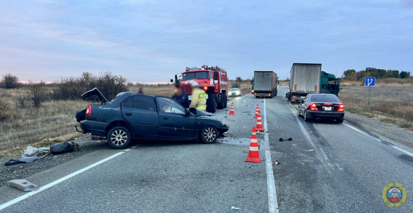 Полиция работает на месте страшной смертельной аварии, случившейся на трассе между Камышином и Волгоградом сегодня утром, 17 октября