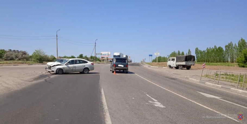 Под Камышином водитель на «Ладе» ударился в две машины и остался невредим - другому участнику ДТП повезло меньше