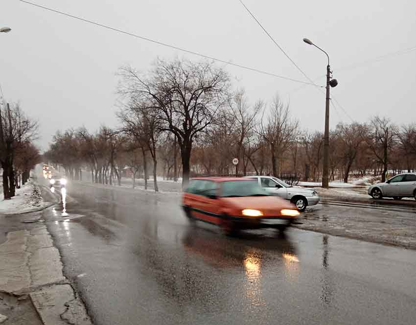 В больницу Камышина доставили таксиста с  распоротой шеей - на маршруте пассажир чуть не заколол водителя ножницами