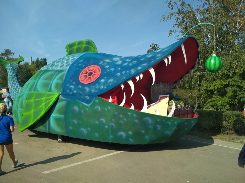 В формирующейся колонне камышинского фестиваля замечен зубастый крокодил, клюющий на арбуз