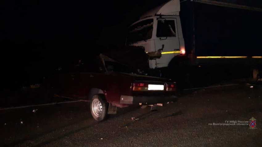На дороге между Волгоградом и Камышином водитель «ВАЗа» ночью с полным салоном врезался в грузовик на обочине: один труп и двое в больнице