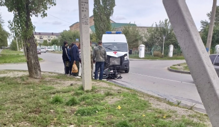  В Камышине очевидцы предполагают худшее в исходе столкновения мотоциклиста и «скорой помощи» на дороге у ЦГБ