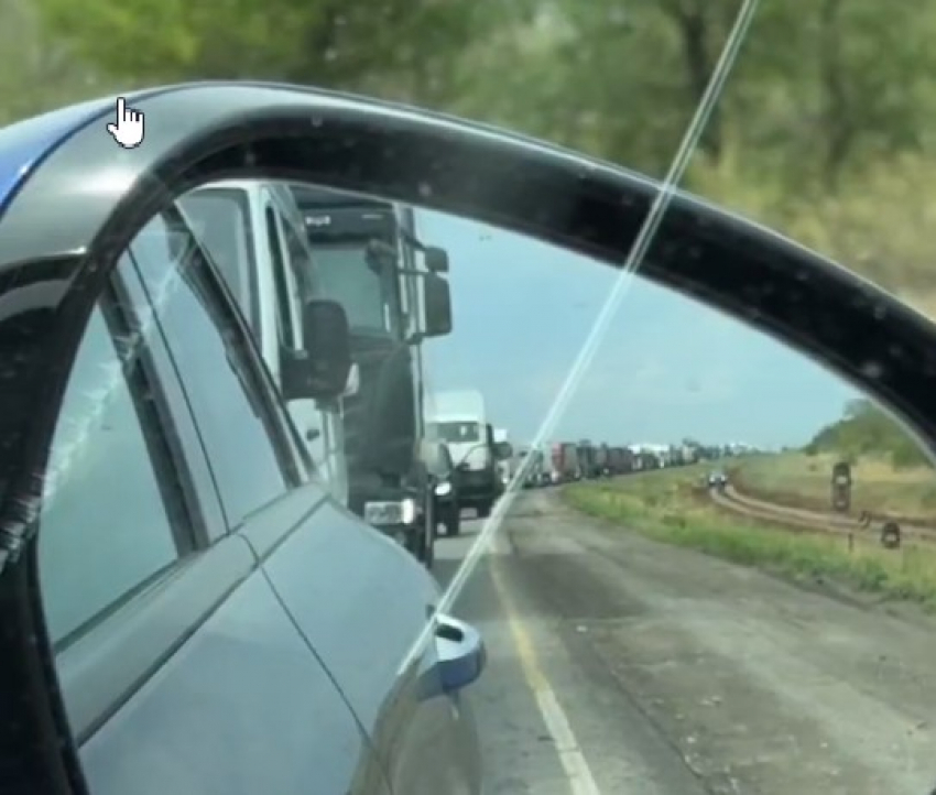 Камышан, отправляющихся к морю своим ходом, предупреждают о грандиозной пробке на юге Волгоградской области (ВИДЕО)