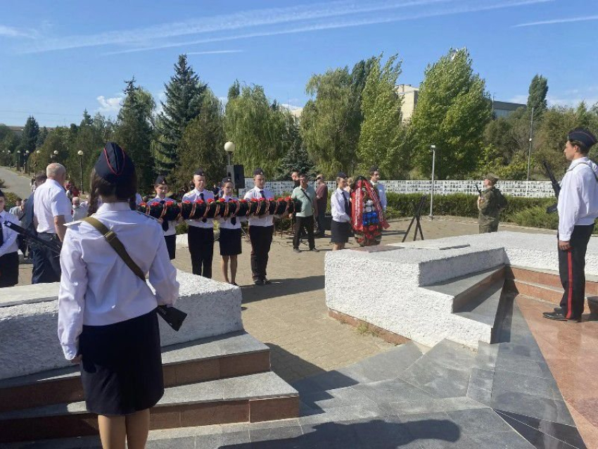 В Камышине возложили цветы и гирлянды в парке Победы 3 сентября