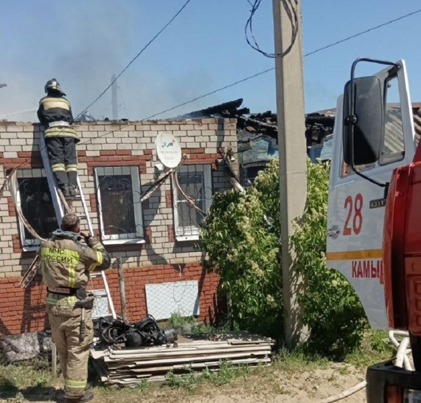 В Камышине сегодня, 4 мая, в частном доме на улице Пушкина заживо сгорел мужчина (ВИДЕО)