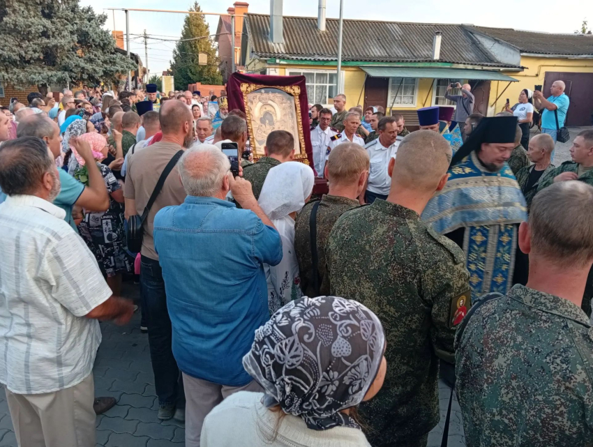 В Камышине сегодня, 23 сентября, верующие встретили Донскую икону Божьей матери, почитаемую как защитницу Отечества