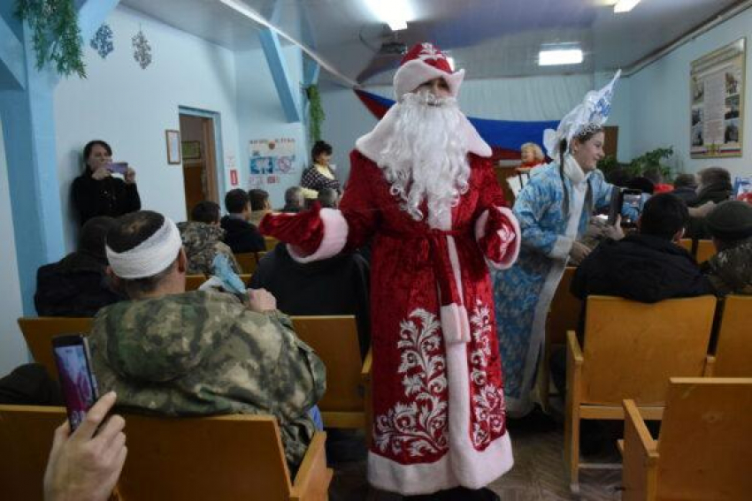 Делегация энтузиастов из Камышинского района подарила новогоднее настроение раненым бойцам в военном госпитале