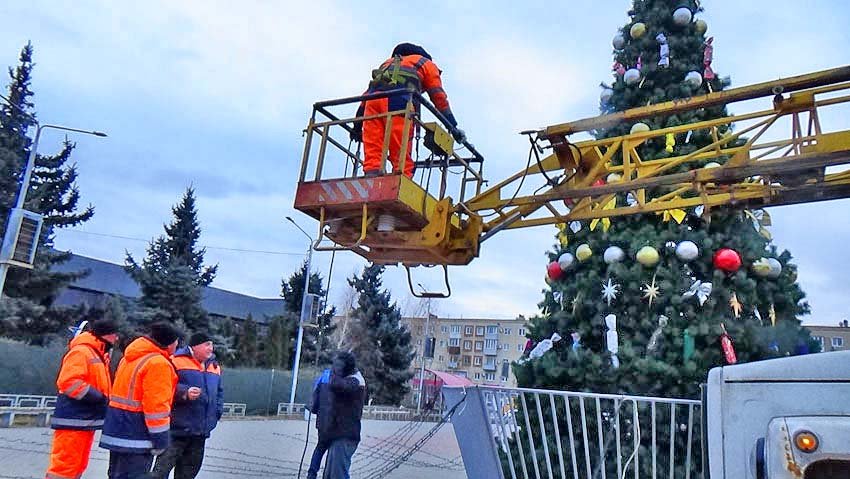 В Камышине взялись наряжать елку у ДК «Текстильщик"