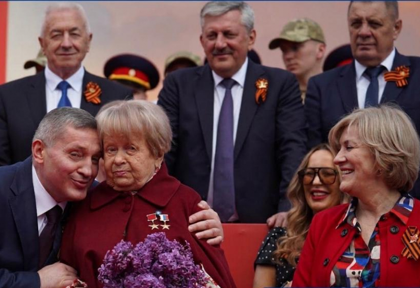 Пахмутова и блеск орденов: кто стал главным гостем парада Победы в Волгограде
