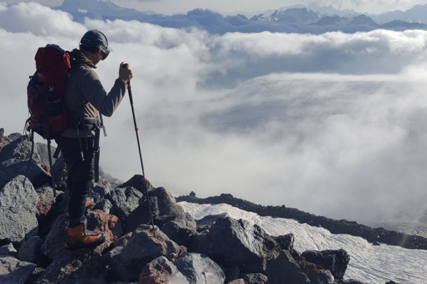 Шансы найти живым туриста из Волгограда на Эльбрусе минимальны, но пока остаются