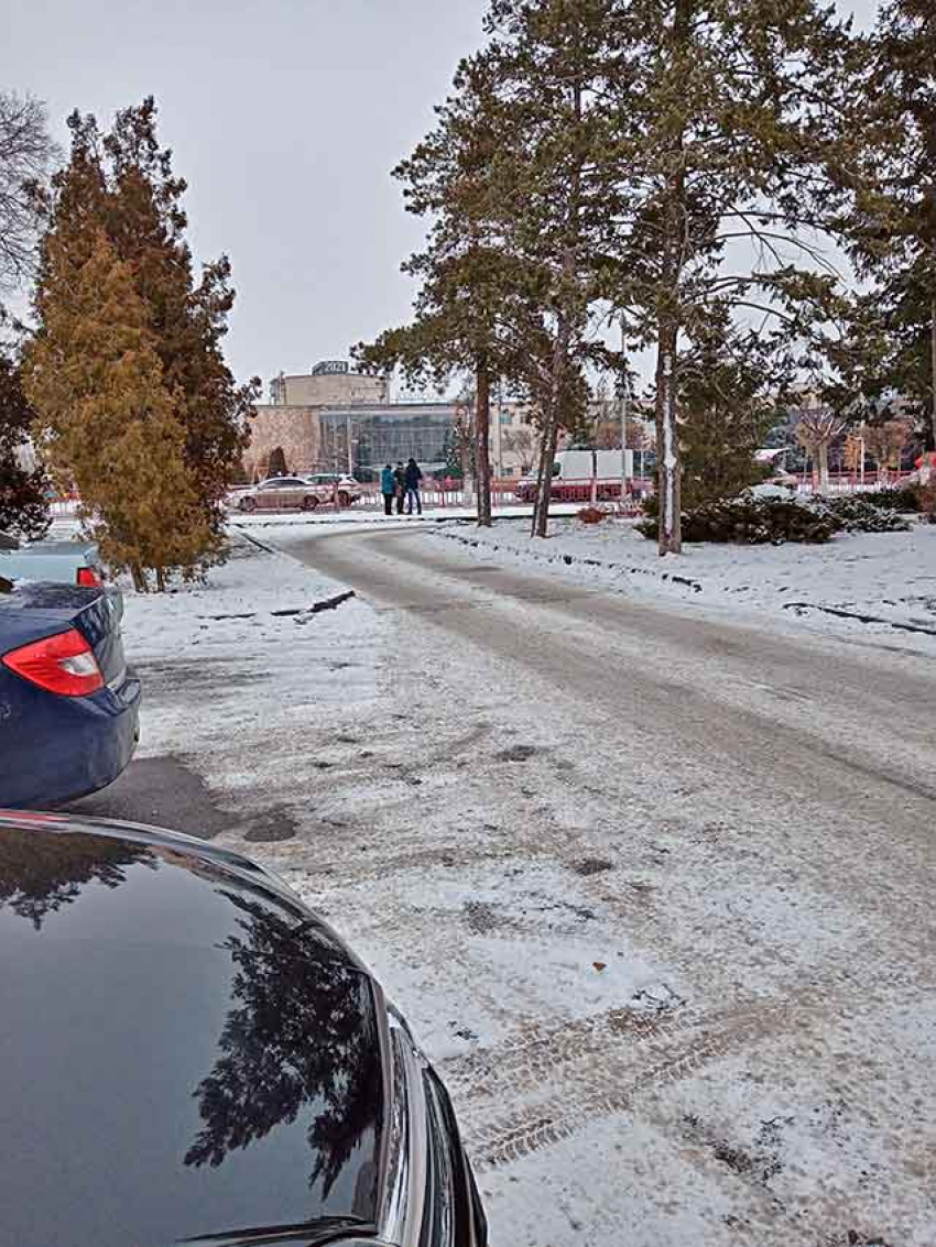 В Камышине у ДК «Текстильщик» мужчина дважды ударил своего должника в грудь ножом