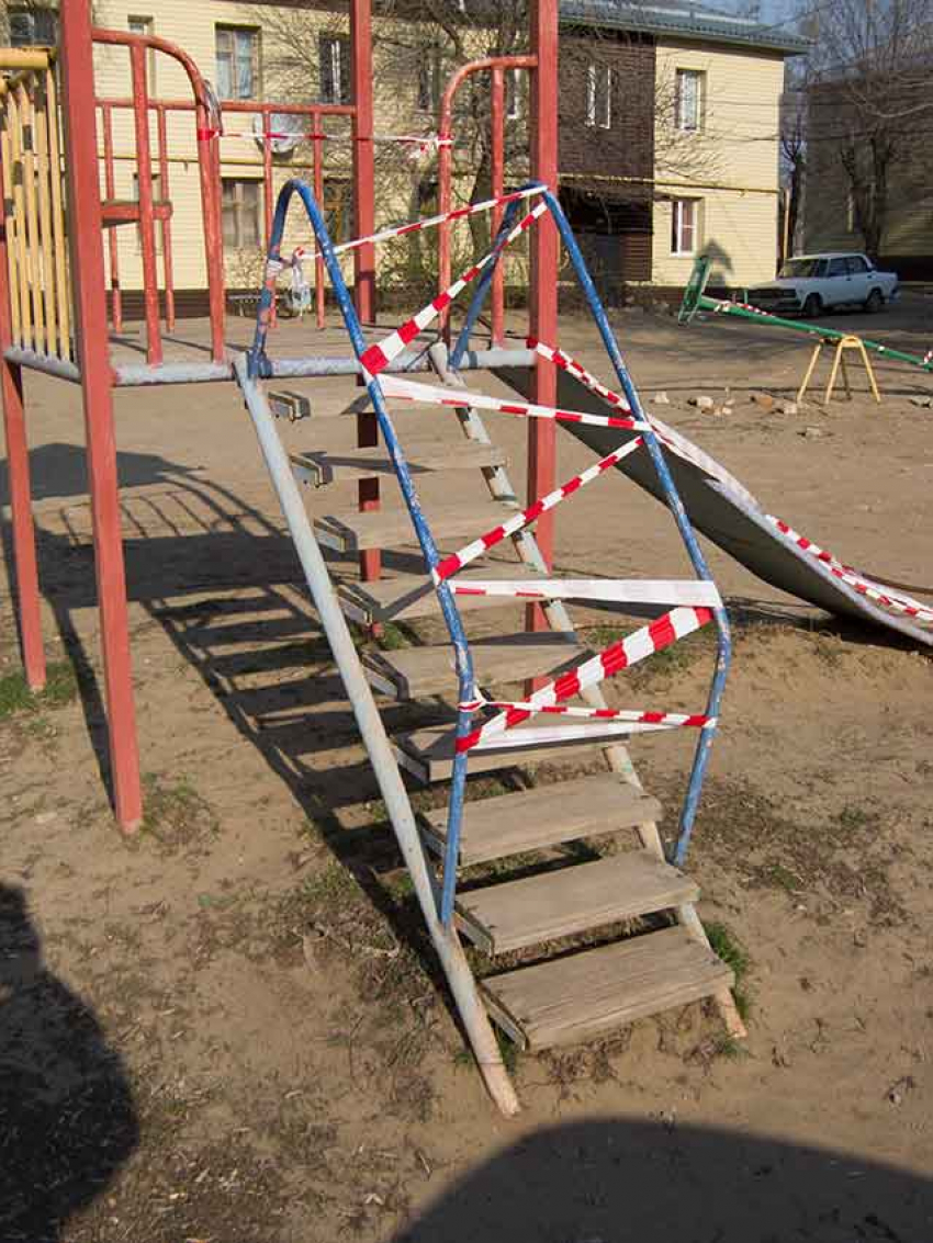 В Камышине начали перевязывать сигнальными лентами детские площадки и скамейки