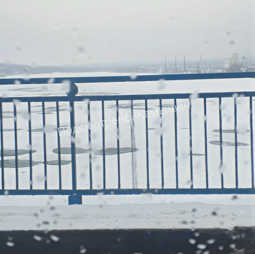 В Камышине к Новому году замерзла Камышинка