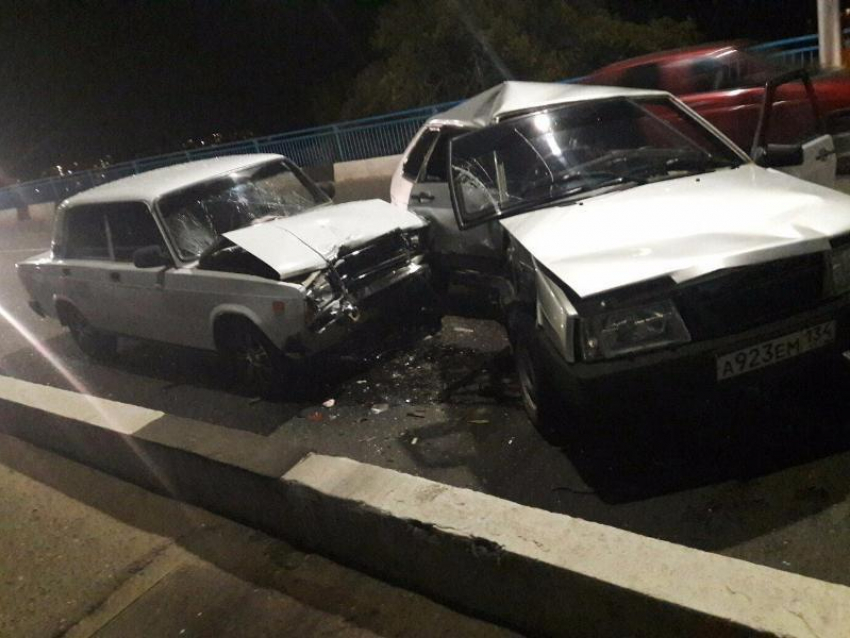 В Камышине на мосту столкнулись два ВАЗа: двое пострадавших в больнице