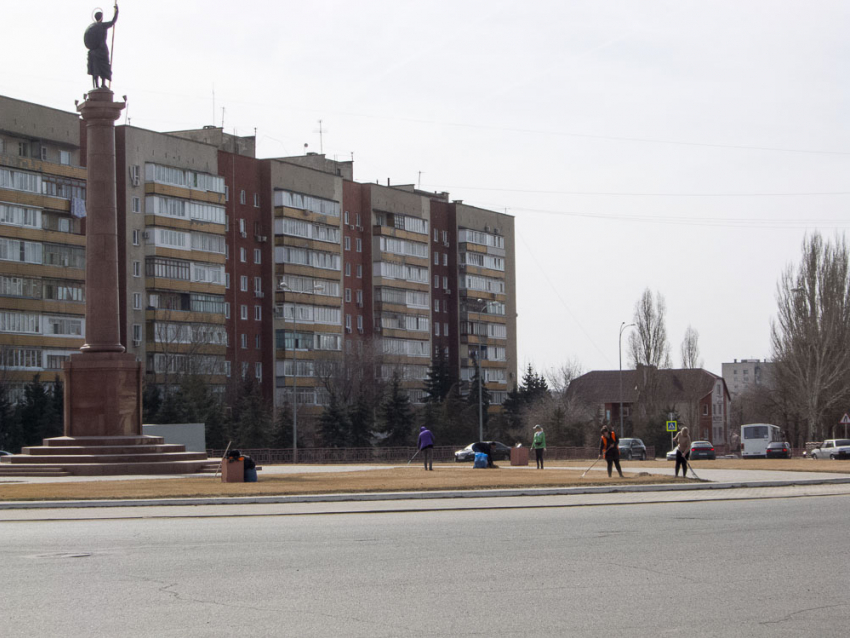 В Камышине «Благоустройство» очистило и отмыло памятник Солунскому и газоны на Комсомольской площади