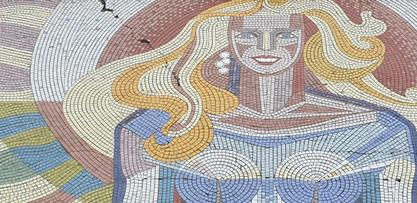 Камышане обсуждают глубокую трещину на локонах «мозаичной» красавицы на улице Пролетарской в Камышине