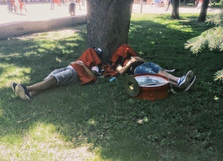 Фаны из Туниса так наплясались, что легли спать на набережной Волгограда на траве