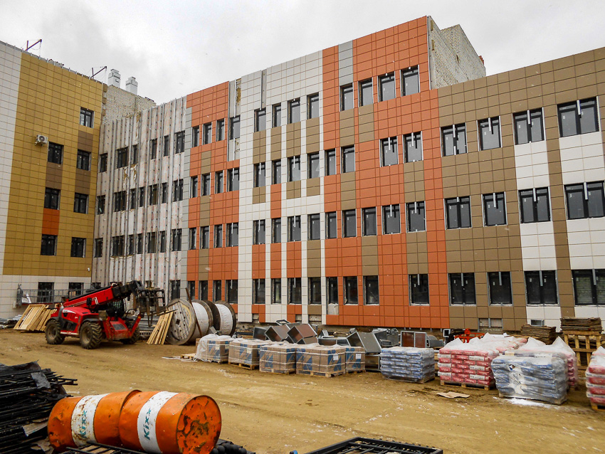 Из пресс-службы губернатора Волгоградской области сообщили, что открытие поликлиники на улице Советской в Камышине переносится на 2026 год