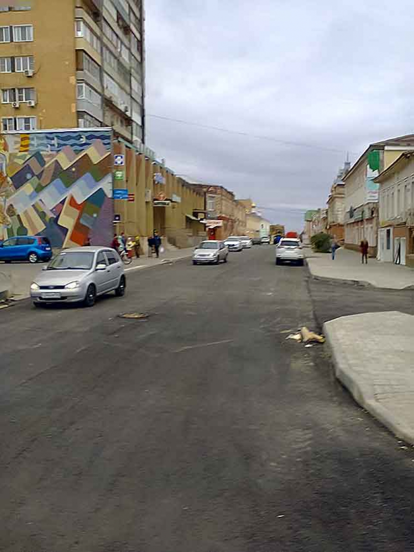 В Камышине водители опробовали участок со свежим асфальтом на улице Октябрьской