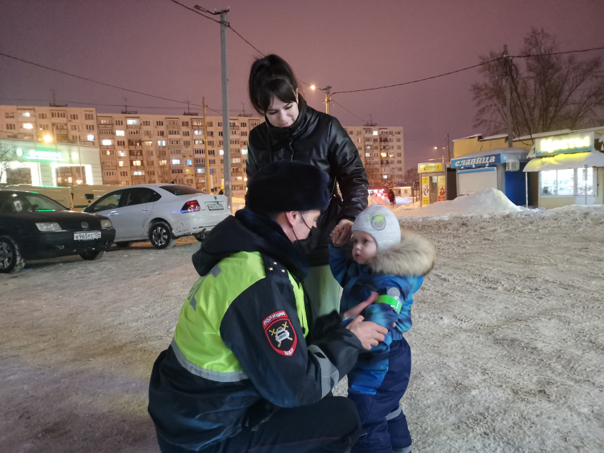 В Камышине дорожные полицейские взрослых участников движения строго предупредили, а маленьким вручили светоотражающие браслеты